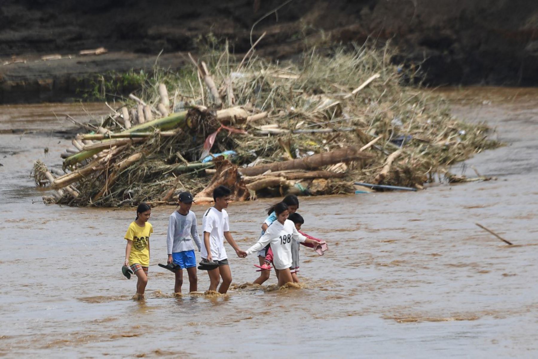 El balance de la tormenta Trami, que salió de Filipinas el viernes temprano y se movió hacia el oeste por el mar de China Meridional, aumentó el viernes a 76 muertos con la aparición de nuevas víctimas en la provincia de Batangas, al sur de Manila, y en la de Quezon, al este. También se encontraron cuerpos en la región de Bicol. Foto: AFP