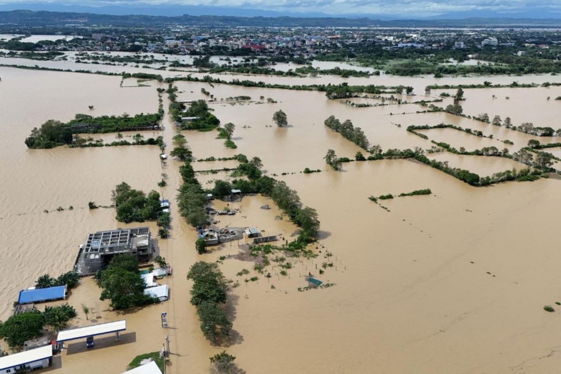 El balance de la tormenta Trami, que salió de Filipinas el viernes temprano y se movió hacia el oeste por el mar de China Meridional, aumentó el viernes a 76 muertos con la aparición de nuevas víctimas en la provincia de Batangas, al sur de Manila, y en la de Quezon, al este. También se encontraron cuerpos en la región de Bicol. Foto: AFP