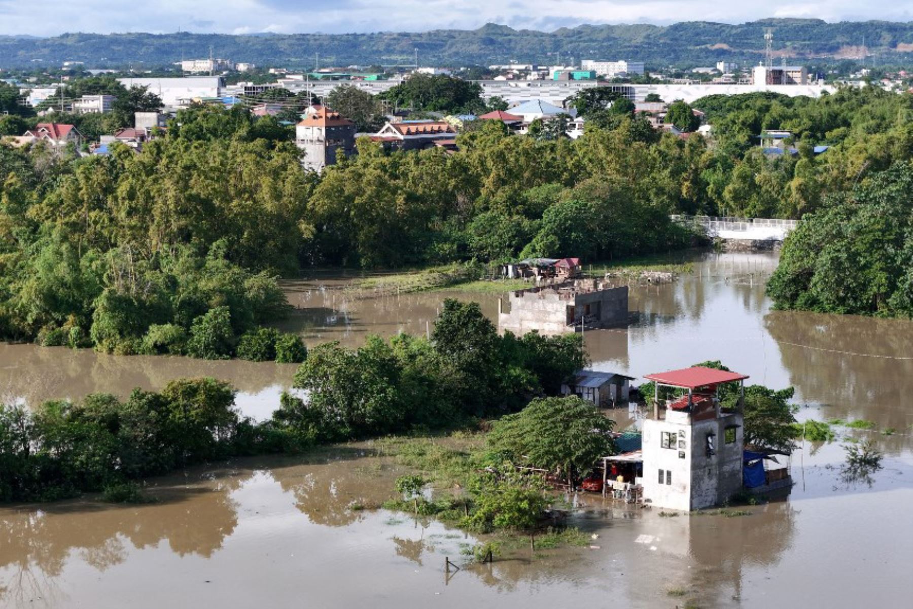 Las dependencias gubernamentales y las escuelas en la isla principal de Luzón continuaron cerradas el viernes y los avisos de tormenta se mantenían vigentes en la costa occidental. Foto: AFP