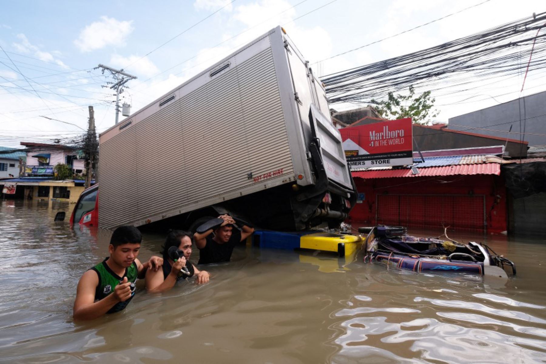 Un balance oficial del jueves señaló que 193.000 personas fueron evacuadas por las inundaciones que anegaron numerosos pueblos y provocaron el hundimiento de algunos edificios. Foto: AFP