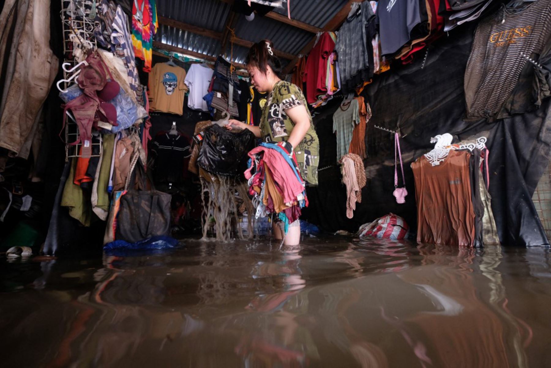 Un balance oficial del jueves señaló que 193.000 personas fueron evacuadas por las inundaciones que anegaron numerosos pueblos y provocaron el hundimiento de algunos edificios. Foto: AFP