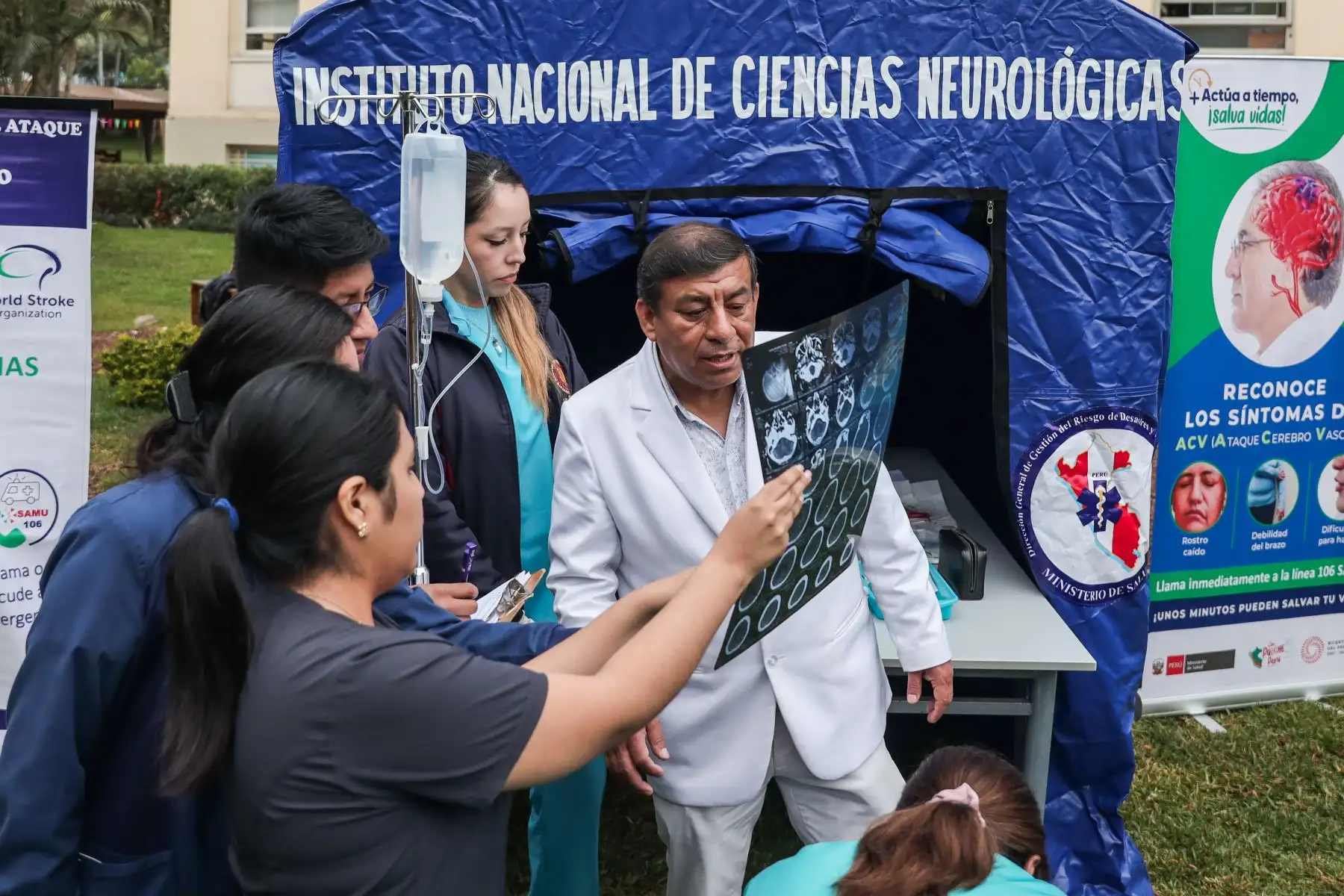 El neurólogo, doctor Carlos Abanto, obsculta a paciente que ha sufrido un reciente ataque cerebrovascular. Foto: ANDINA/ Connie Calderon