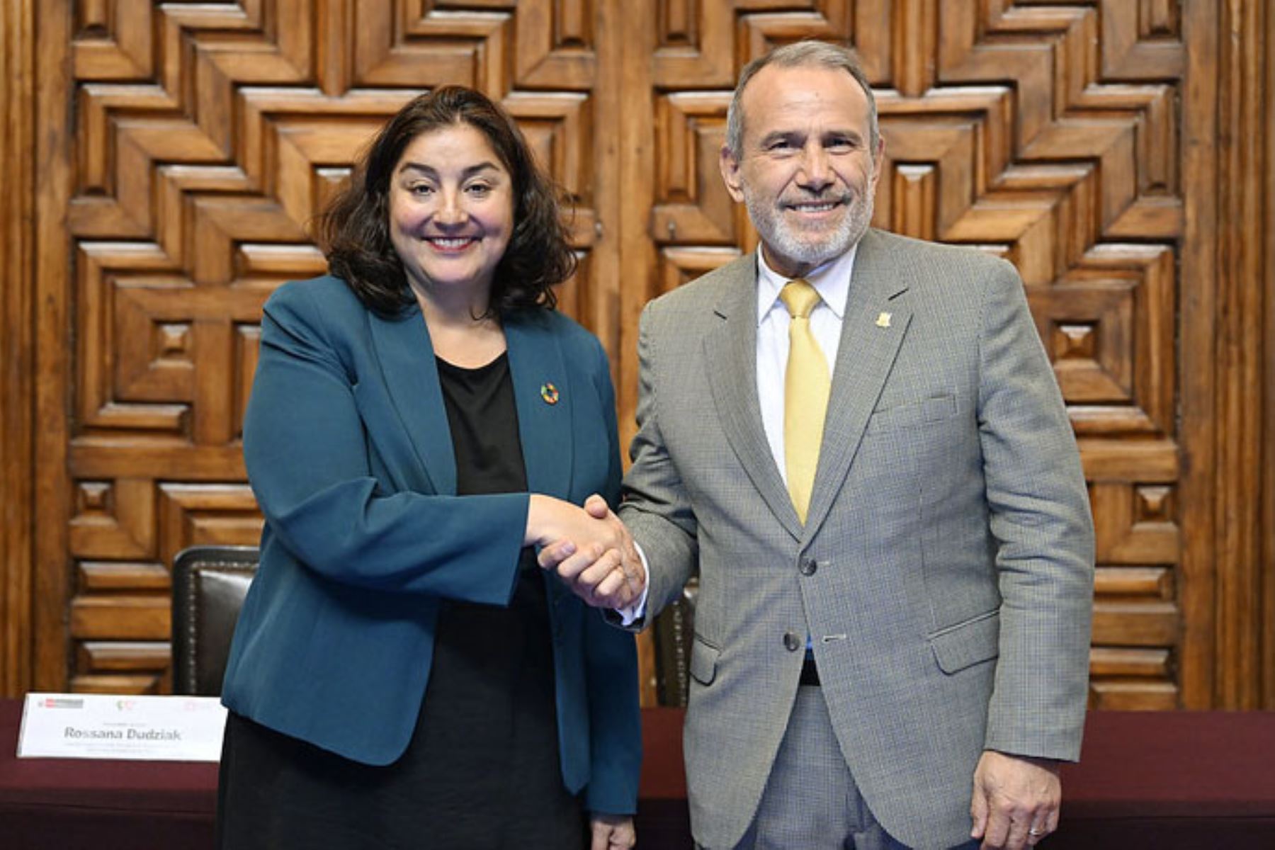 Canciller Elmer Schialer y la coordinadora de la ONU en Perú, Rossana Dudziak. Foto: ANDINA/difusión.