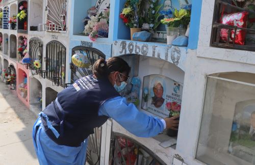 Equipos de enfermeras, técnicas y personal especializado realizan una exhaustiva limpieza en las 14 zonas del Cementerio Municipal, que alberga más de un millón de nichos.ANDINA/ Municipalidad de Villa María del Triunfo.