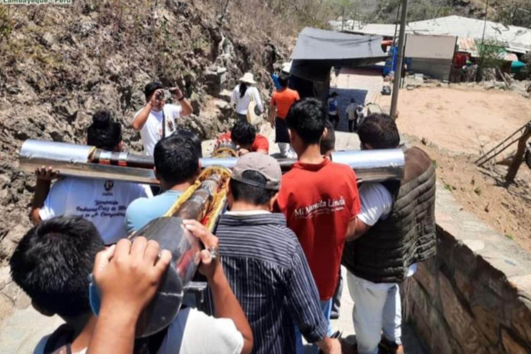 La venerada Cruz de Motupe fue transportada en hombros por jóvenes de la Hermandad del Señor de los Milagros de Campodónico. Foto: ANDINA/Difusión