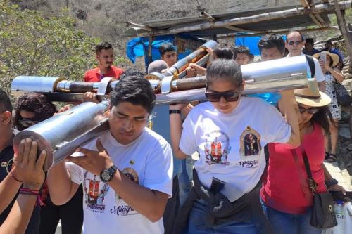 La venerada Cruz de Motupe fue transportada en hombros por jóvenes de la Hermandad del Señor de los Milagros de Campodónico. Foto: ANDINA/Difusión