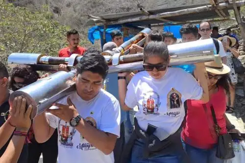 La venerada Cruz de Motupe fue transportada en hombros por jóvenes de la Hermandad del Señor de los Milagros de Campodónico. Foto: ANDINA/Difusión