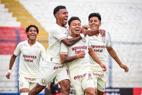 Universitario de Deportes celebrando el gol frente a FBC Melgar