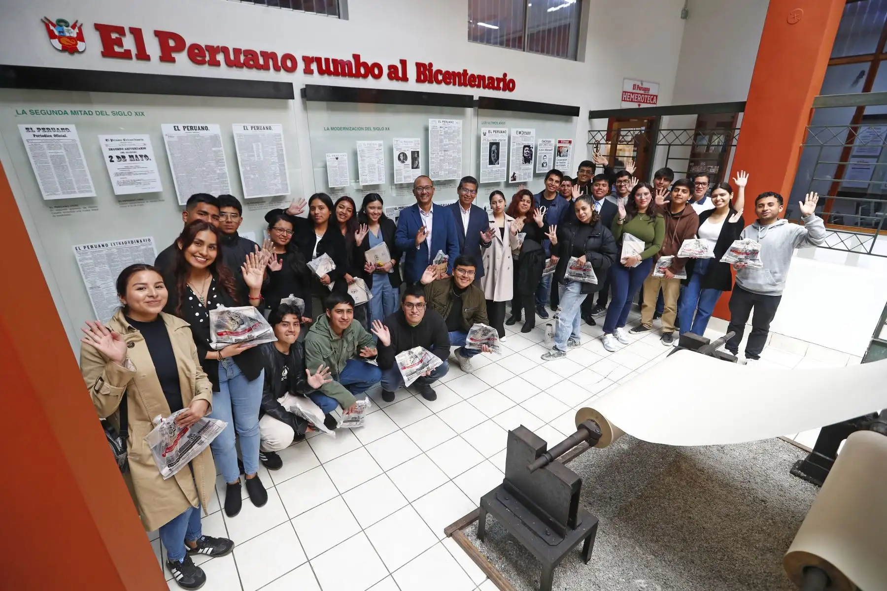 Estudiantes de sexto ciclo de Periodismo de la Universidad Jaime Bausate y Meza visitaron las instalaciones del Diario El Peruano y de la Agencia Andina para recorrer el Museo Gráfico de Editora Perú, y para escuchar las exposiciones de la iniciativa Vive Andina, en el que periodistas de ambos medios de comunicación comparten sus experiencias profesionales con los jóvenes. Foto: ANDINA/Daniel Bracamonte