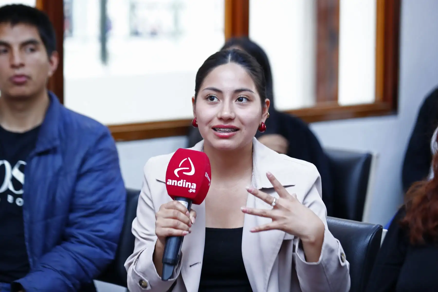 Estudiantes de sexto ciclo de Periodismo de la Universidad Jaime Bausate y Meza visitaron las instalaciones del Diario El Peruano y de la Agencia Andina para recorrer el Museo Gráfico de Editora Perú, y para escuchar las exposiciones de la iniciativa Vive Andina, en el que periodistas de ambos medios de comunicación comparten sus experiencias profesionales con los jóvenes. Foto: ANDINA/Daniel Bracamonte