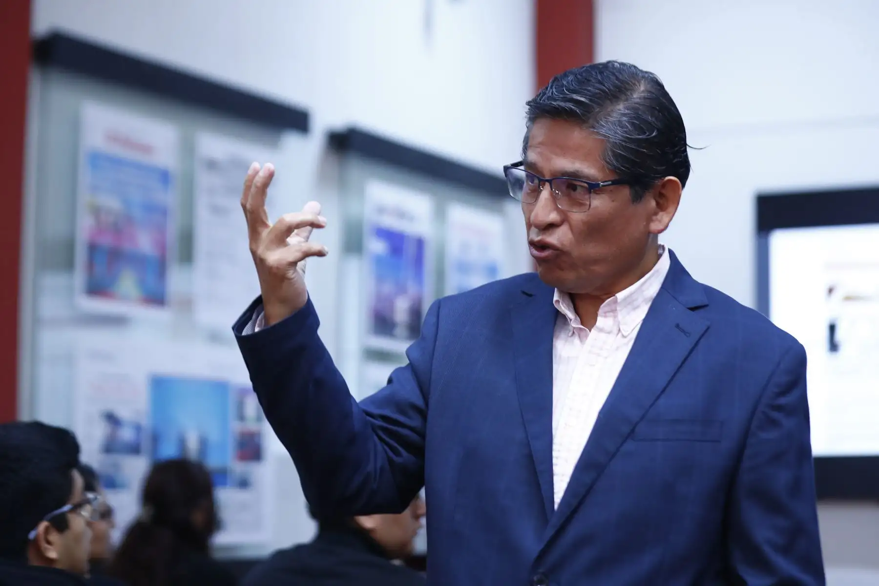 Estudiantes de sexto ciclo de Periodismo de la Universidad Jaime Bausate y Meza visitaron las instalaciones del Diario El Peruano y de la Agencia Andina para recorrer el Museo Gráfico de Editora Perú, y para escuchar las exposiciones de la iniciativa Vive Andina, en el que periodistas de ambos medios de comunicación comparten sus experiencias profesionales con los jóvenes. Foto: ANDINA/Daniel Bracamonte