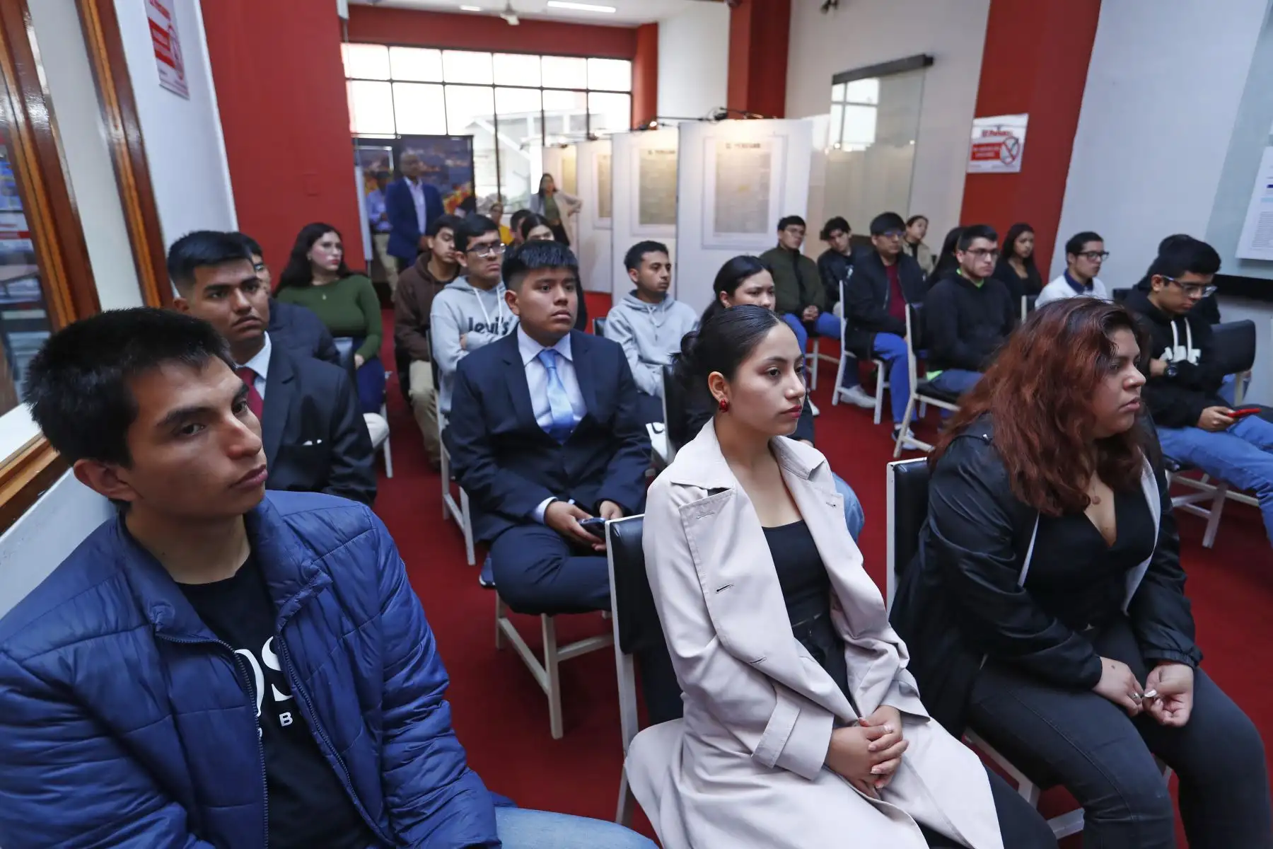 Estudiantes de sexto ciclo de Periodismo de la Universidad Jaime Bausate y Meza visitaron las instalaciones del Diario El Peruano y de la Agencia Andina para recorrer el Museo Gráfico de Editora Perú, y para escuchar las exposiciones de la iniciativa Vive Andina, en el que periodistas de ambos medios de comunicación comparten sus experiencias profesionales con los jóvenes. Foto: ANDINA/Daniel Bracamonte