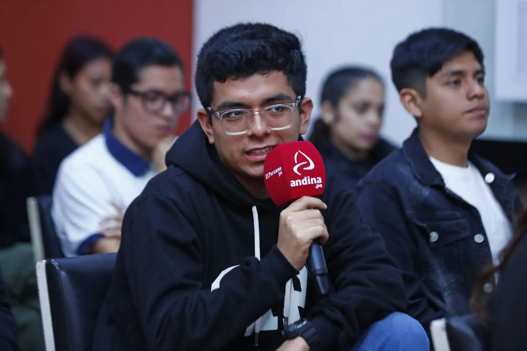 Estudiantes de sexto ciclo de Periodismo de la Universidad Jaime Bausate y Meza visitaron las instalaciones del Diario El Peruano y de la Agencia Andina para recorrer el Museo Gráfico de Editora Perú, y para escuchar las exposiciones de la iniciativa Vive Andina, en el que periodistas de ambos medios de comunicación comparten sus experiencias profesionales con los jóvenes. Foto: ANDINA/Daniel Bracamonte