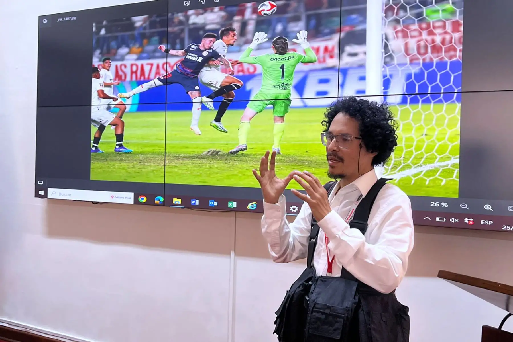 Estudiantes de sexto ciclo de Periodismo de la Universidad Jaime Bausate y Meza visitaron las instalaciones del Diario El Peruano y de la Agencia Andina para recorrer el Museo Gráfico de Editora Perú, y para escuchar las exposiciones de la iniciativa Vive Andina, en el que periodistas de ambos medios de comunicación comparten sus experiencias profesionales con los jóvenes. Foto: ANDINA/Luis Iparraguirre