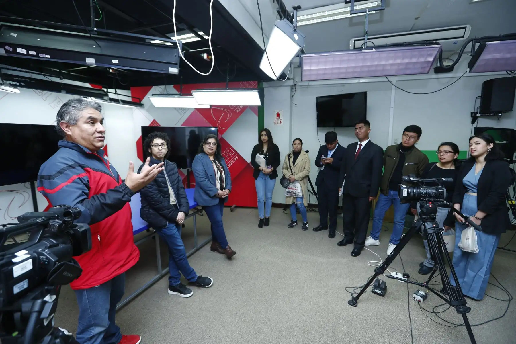 Estudiantes de sexto ciclo de Periodismo de la Universidad Jaime Bausate y Meza visitaron las instalaciones del Diario El Peruano y de la Agencia Andina para recorrer el Museo Gráfico de Editora Perú, y para escuchar las exposiciones de la iniciativa Vive Andina, en el que periodistas de ambos medios de comunicación comparten sus experiencias profesionales con los jóvenes. Foto: ANDINA/Daniel Bracamonte