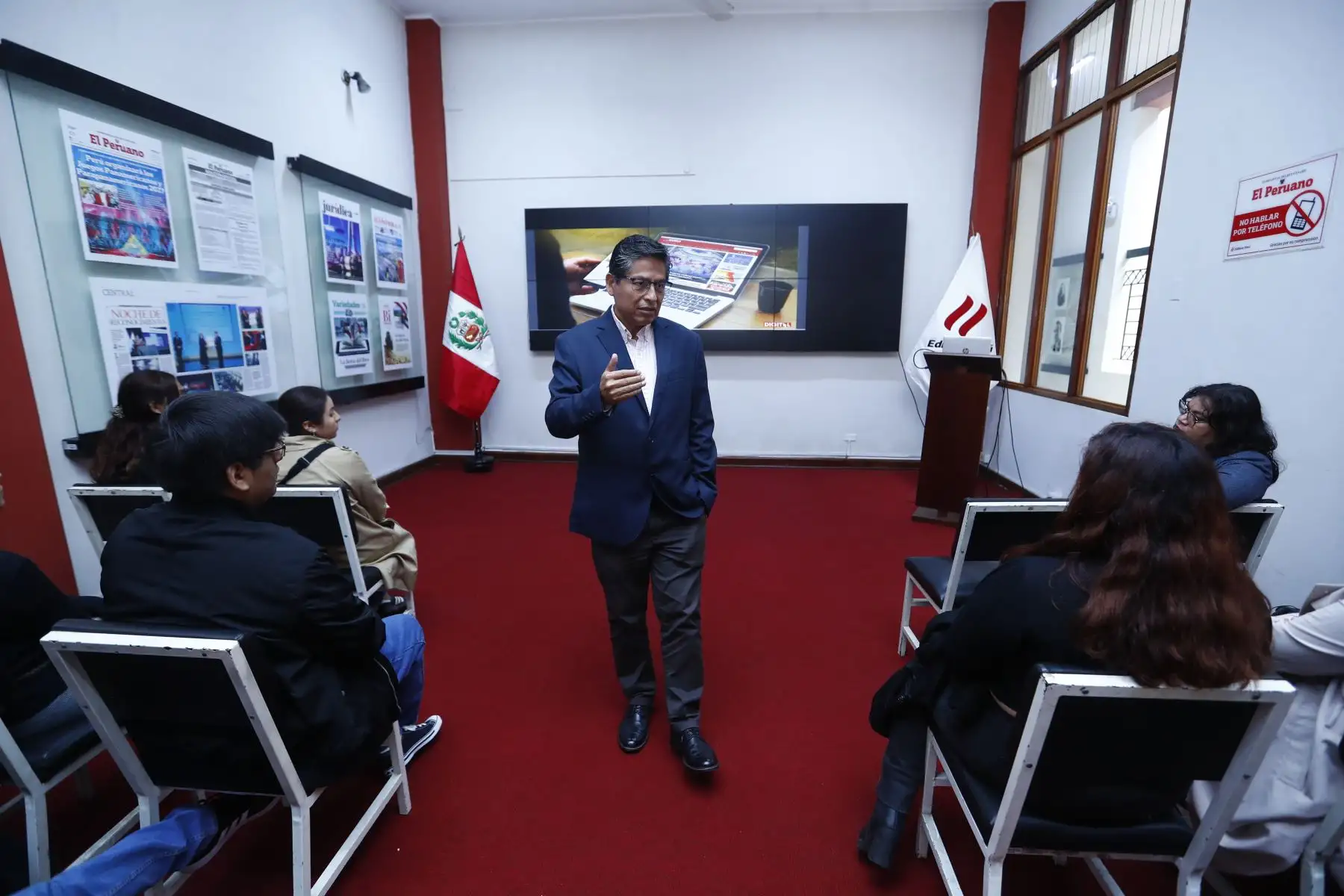 Estudiantes de sexto ciclo de Periodismo de la Universidad Jaime Bausate y Meza visitaron las instalaciones del Diario El Peruano y de la Agencia Andina para recorrer el Museo Gráfico de Editora Perú, y para escuchar las exposiciones de la iniciativa Vive Andina, en el que periodistas de ambos medios de comunicación comparten sus experiencias profesionales con los jóvenes. Foto: ANDINA/Daniel Bracamonte