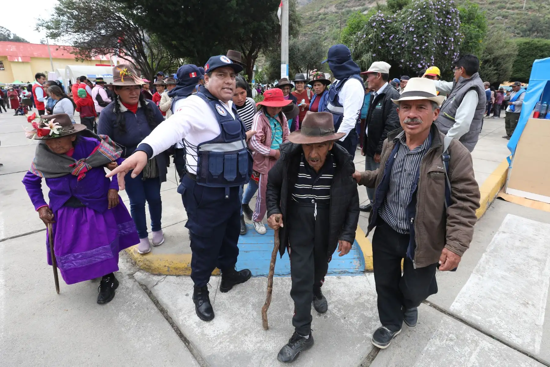 Ministerio de Salud (Minsa) desplazó desde Lima a 20 profesionales de la salud hacia la provincia de Aymaraes, región Apurímac, para brindar atención especializada a los habitantes durante la Intervención Multisectorial Descentralizada que realiza el Gobierno en la plaza de Armas de Chalhuanca. Foto: ANDINA/ Minsa