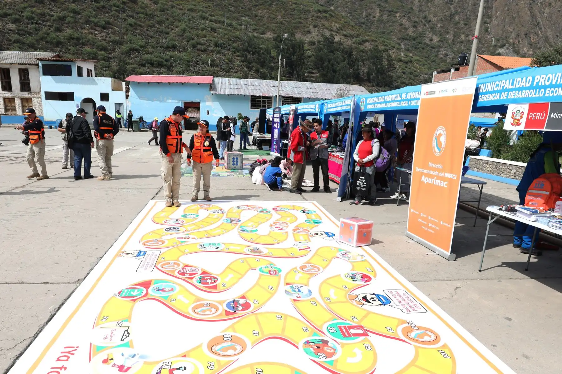 Ministerio de Salud (Minsa) desplazó desde Lima a 20 profesionales de la salud hacia la provincia de Aymaraes, región Apurímac, para brindar atención especializada a los habitantes durante la Intervención Multisectorial Descentralizada que realiza el Gobierno en la plaza de Armas de Chalhuanca. Foto: ANDINA/ Minsa