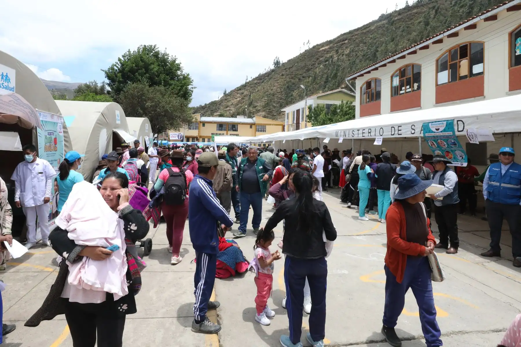 Ministerio de Salud (Minsa) desplazó desde Lima a 20 profesionales de la salud hacia la provincia de Aymaraes, región Apurímac, para brindar atención especializada a los habitantes durante la Intervención Multisectorial Descentralizada que realiza el Gobierno en la plaza de Armas de Chalhuanca. Foto: ANDINA/ Minsa