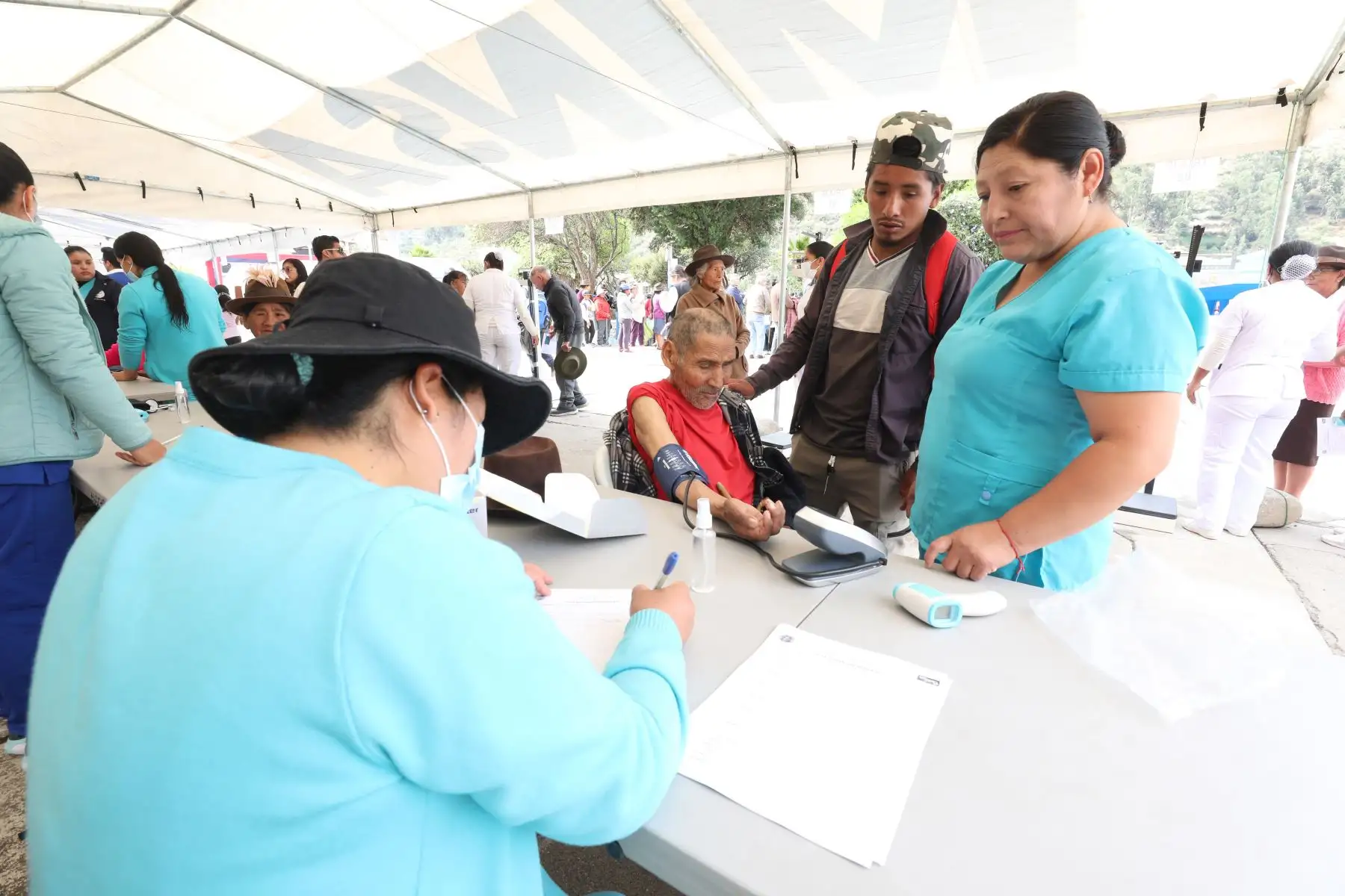 Ministerio de Salud (Minsa) desplazó desde Lima a 20 profesionales de la salud hacia la provincia de Aymaraes, región Apurímac, para brindar atención especializada a los habitantes durante la Intervención Multisectorial Descentralizada que realiza el Gobierno en la plaza de Armas de Chalhuanca. Foto: ANDINA/ Minsa