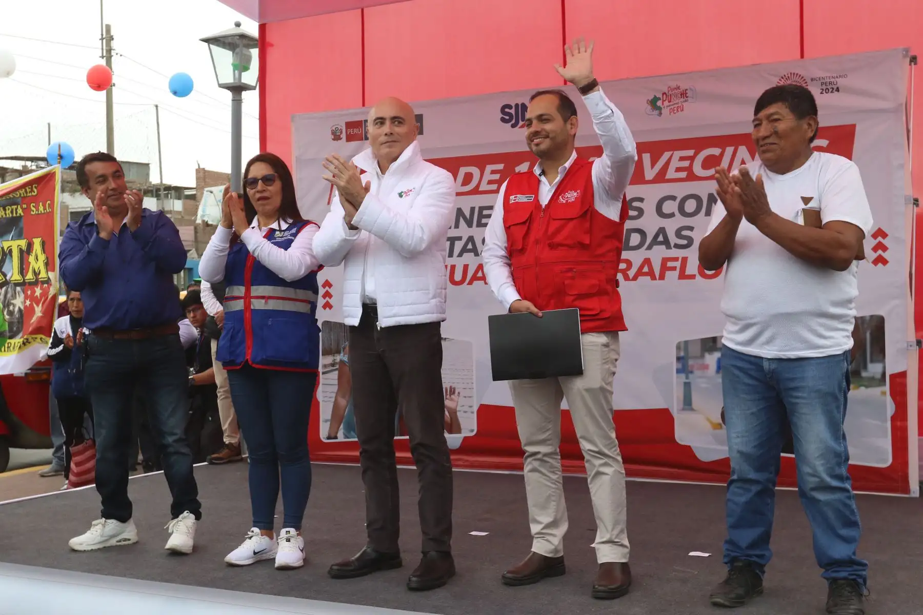 El ministro de Vivienda, Construcción y Saneamiento, Durich Whittembury, inaugura un proyecto de infraestructura vial y equipamiento urbano que su sector financió en el distrito de San Juan de Miraflores, y que beneficiará a más de 14 mil vecinos de este distrito de Lima Sur. FOTO:ANDINA/Hector Vinces