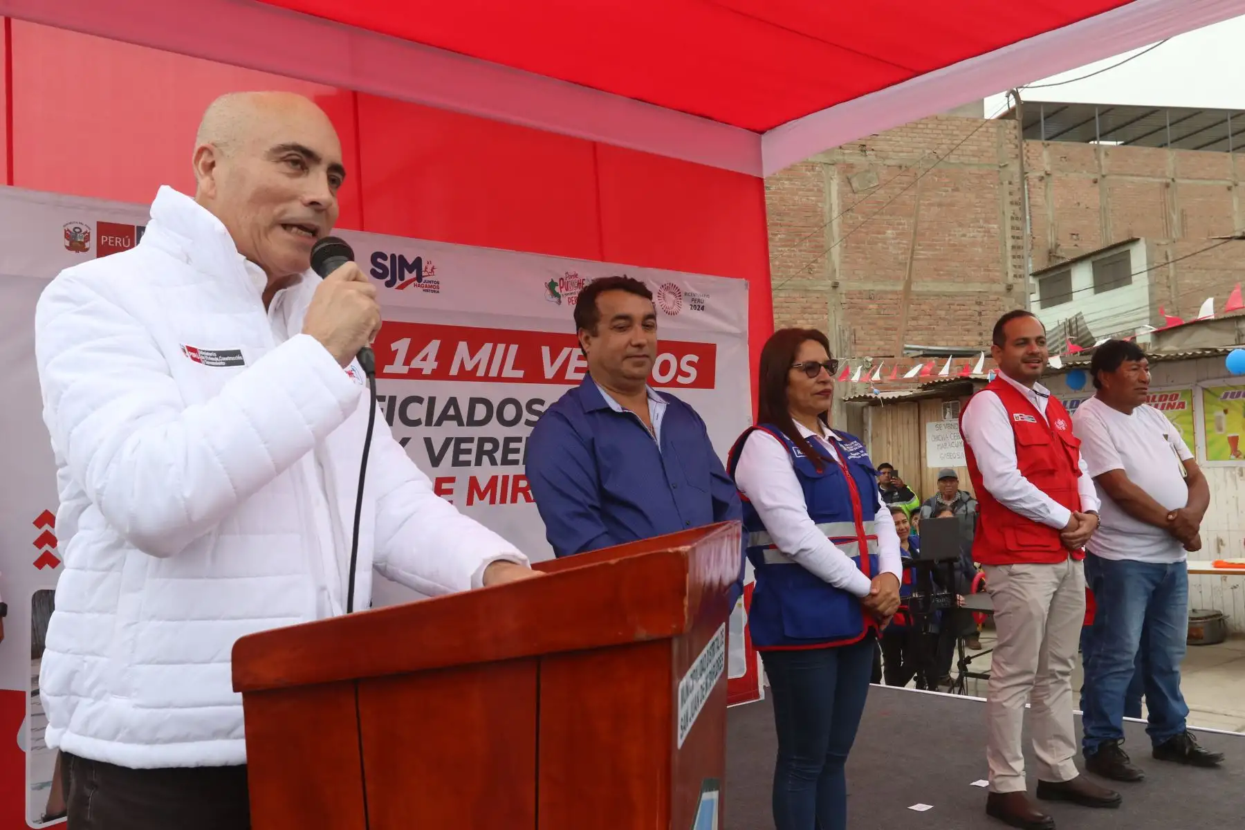 El ministro de Vivienda, Construcción y Saneamiento, Durich Whittembury, inaugura un proyecto de infraestructura vial y equipamiento urbano que su sector financió en el distrito de San Juan de Miraflores, y que beneficiará a más de 14 mil vecinos de este distrito de Lima Sur. FOTO:ANDINA/Hector Vinces
