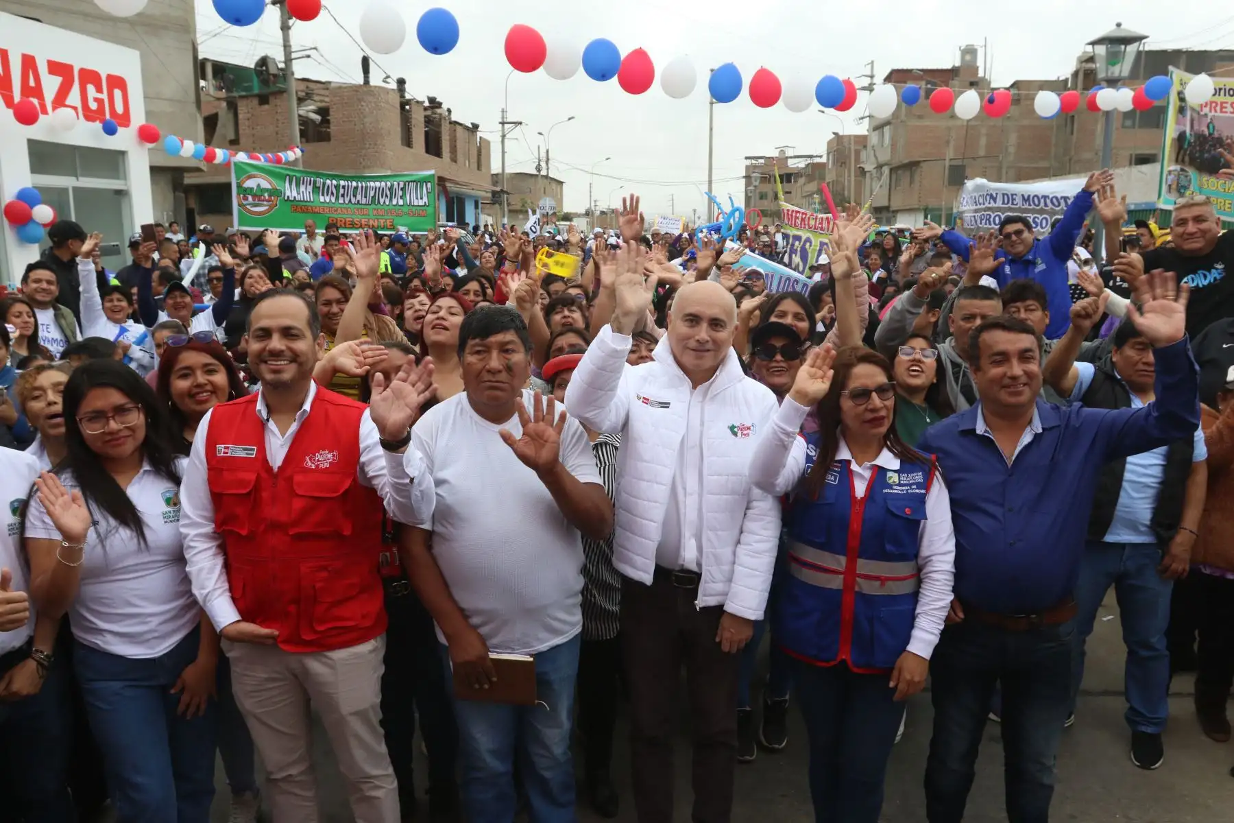 El ministro de Vivienda, Construcción y Saneamiento, Durich Whittembury, inaugura un proyecto de infraestructura vial y equipamiento urbano que su sector financió en el distrito de San Juan de Miraflores, y que beneficiará a más de 14 mil vecinos de este distrito de Lima Sur. FOTO:ANDINA/Hector Vinces