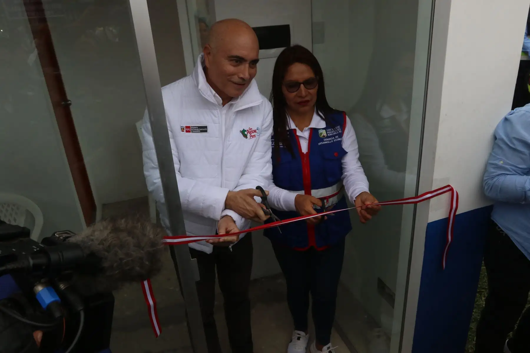 El ministro de Vivienda, Construcción y Saneamiento, Durich Whittembury, inaugura un proyecto de infraestructura vial y equipamiento urbano que su sector financió en el distrito de San Juan de Miraflores, y que beneficiará a más de 14 mil vecinos de este distrito de Lima Sur. FOTO:ANDINA/Hector Vinces