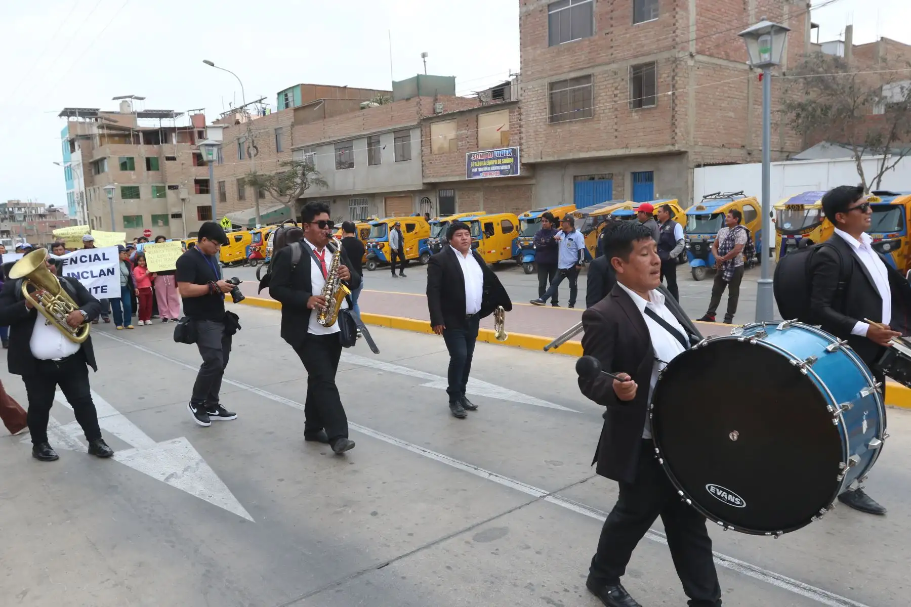 El ministro de Vivienda, Construcción y Saneamiento, Durich Whittembury, inaugura un proyecto de infraestructura vial y equipamiento urbano que su sector financió en el distrito de San Juan de Miraflores, y que beneficiará a más de 14 mil vecinos de este distrito de Lima Sur. FOTO:ANDINA/Hector Vinces