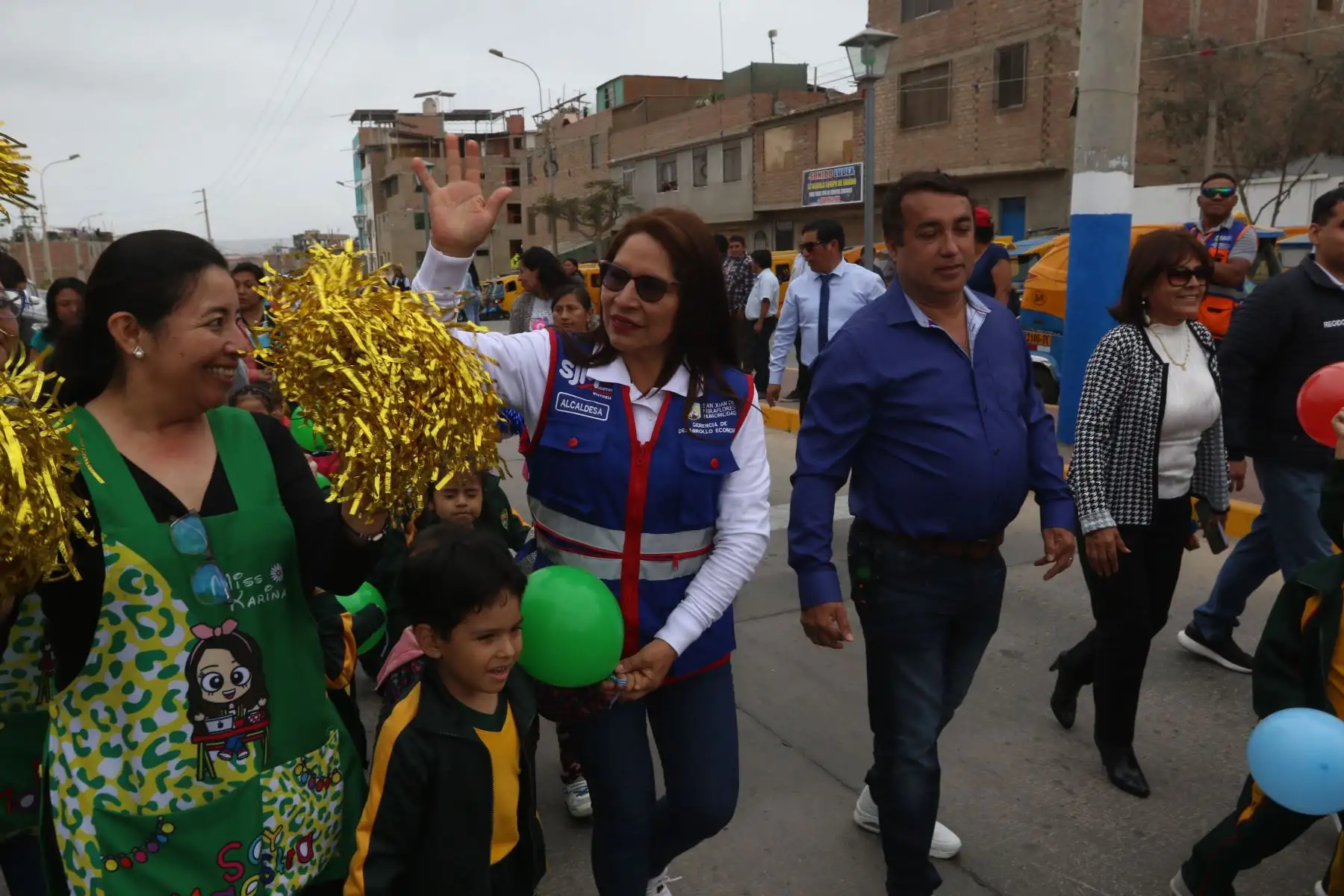 El ministro de Vivienda, Construcción y Saneamiento, Durich Whittembury, inaugura un proyecto de infraestructura vial y equipamiento urbano que su sector financió en el distrito de San Juan de Miraflores, y que beneficiará a más de 14 mil vecinos de este distrito de Lima Sur. FOTO:ANDINA/Hector Vinces