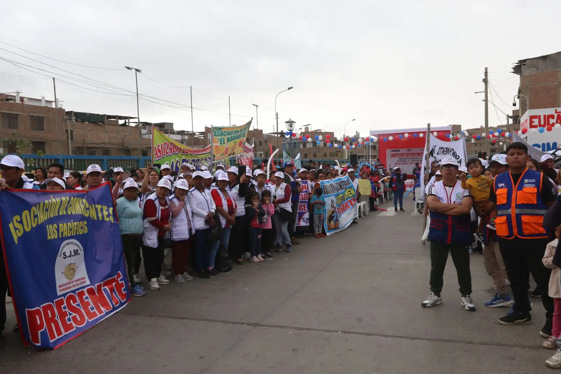 El ministro de Vivienda, Construcción y Saneamiento, Durich Whittembury, inaugura un proyecto de infraestructura vial y equipamiento urbano que su sector financió en el distrito de San Juan de Miraflores, y que beneficiará a más de 14 mil vecinos de este distrito de Lima Sur. FOTO:ANDINA/Hector Vinces