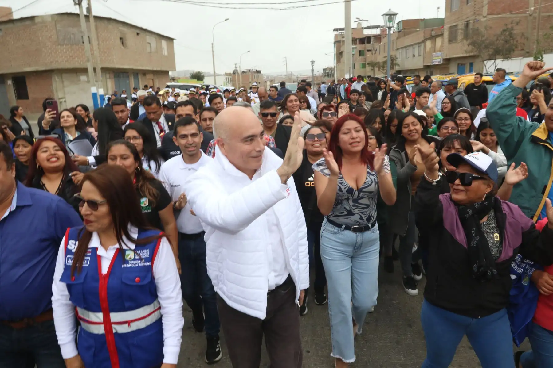 El ministro de Vivienda, Construcción y Saneamiento, Durich Whittembury, inaugura un proyecto de infraestructura vial y equipamiento urbano que su sector financió en el distrito de San Juan de Miraflores, y que beneficiará a más de 14 mil vecinos de este distrito de Lima Sur. FOTO:ANDINA/Hector Vinces