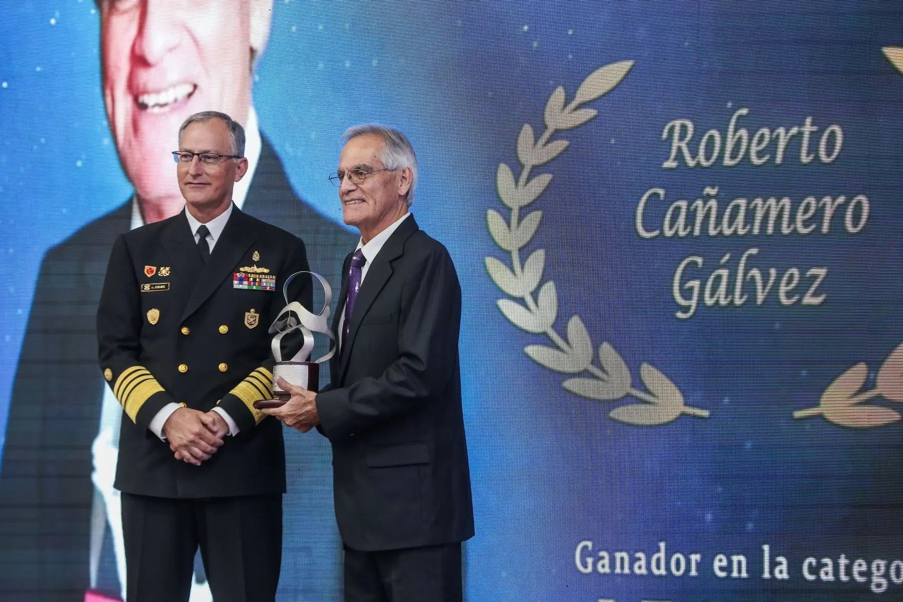Reconocimiento y premiación a Roberto Cañamero Gálvez. Foto: ANDINA/ Connie Calderón