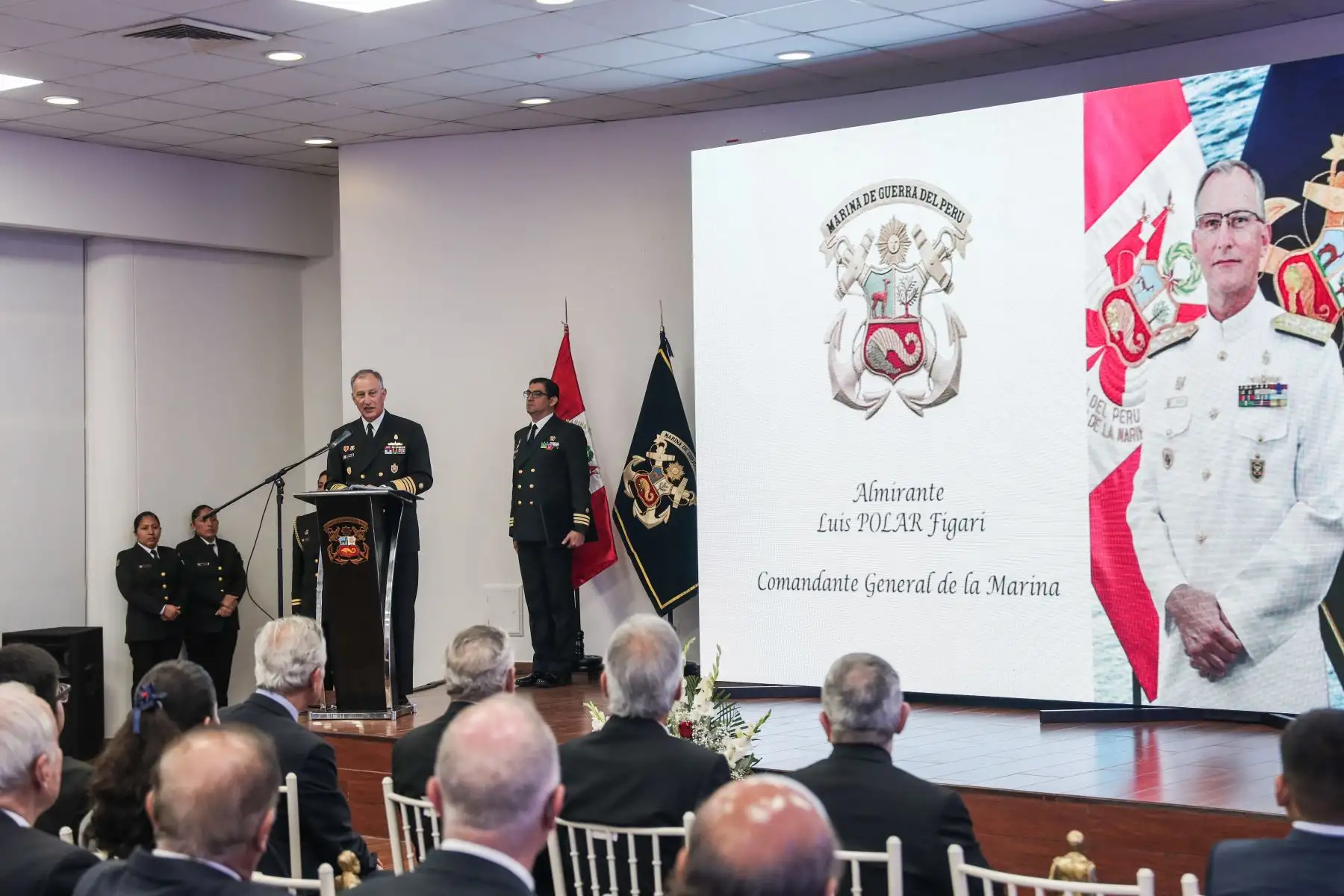 Almirante Luis Polar Figari, Comandante General de la Marina, brinda un discurso durante la ceremonia de premiación. Foto: ANDINA/ Connie Calderón