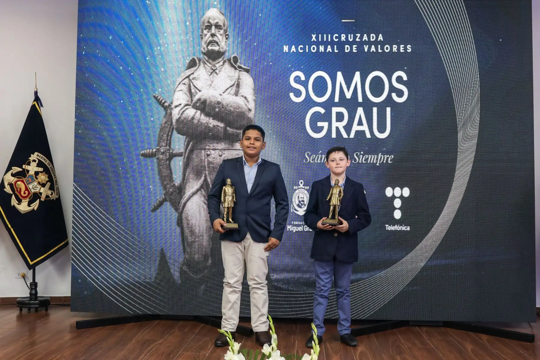Niños ganadores del primer y segundo puesto de la categoría “Cartas a Grau” posan con sus premios. Foto: ANDINA/ Connie Calderón