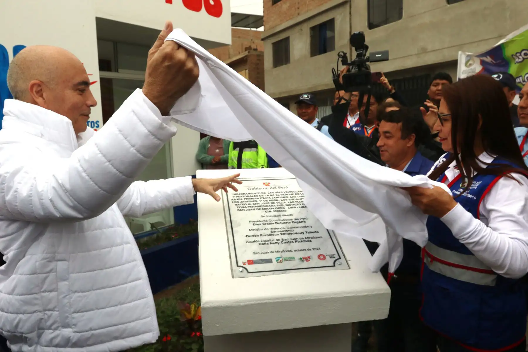 El ministro de Vivienda, Construcción y Saneamiento, Durich Whittembury, inaugura un proyecto de infraestructura vial y equipamiento urbano que su sector financió en el distrito de San Juan de Miraflores, y que beneficiará a más de 14 mil vecinos de este distrito de Lima Sur.FOTO:ANDINA/Hector Vinces