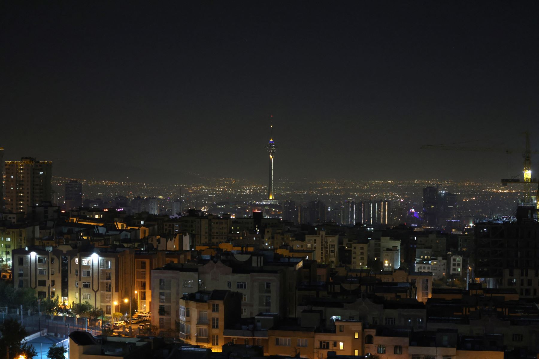 Vista general de la ciudad de Teherán después de que se escucharan varias explosiones. Foto: AFP