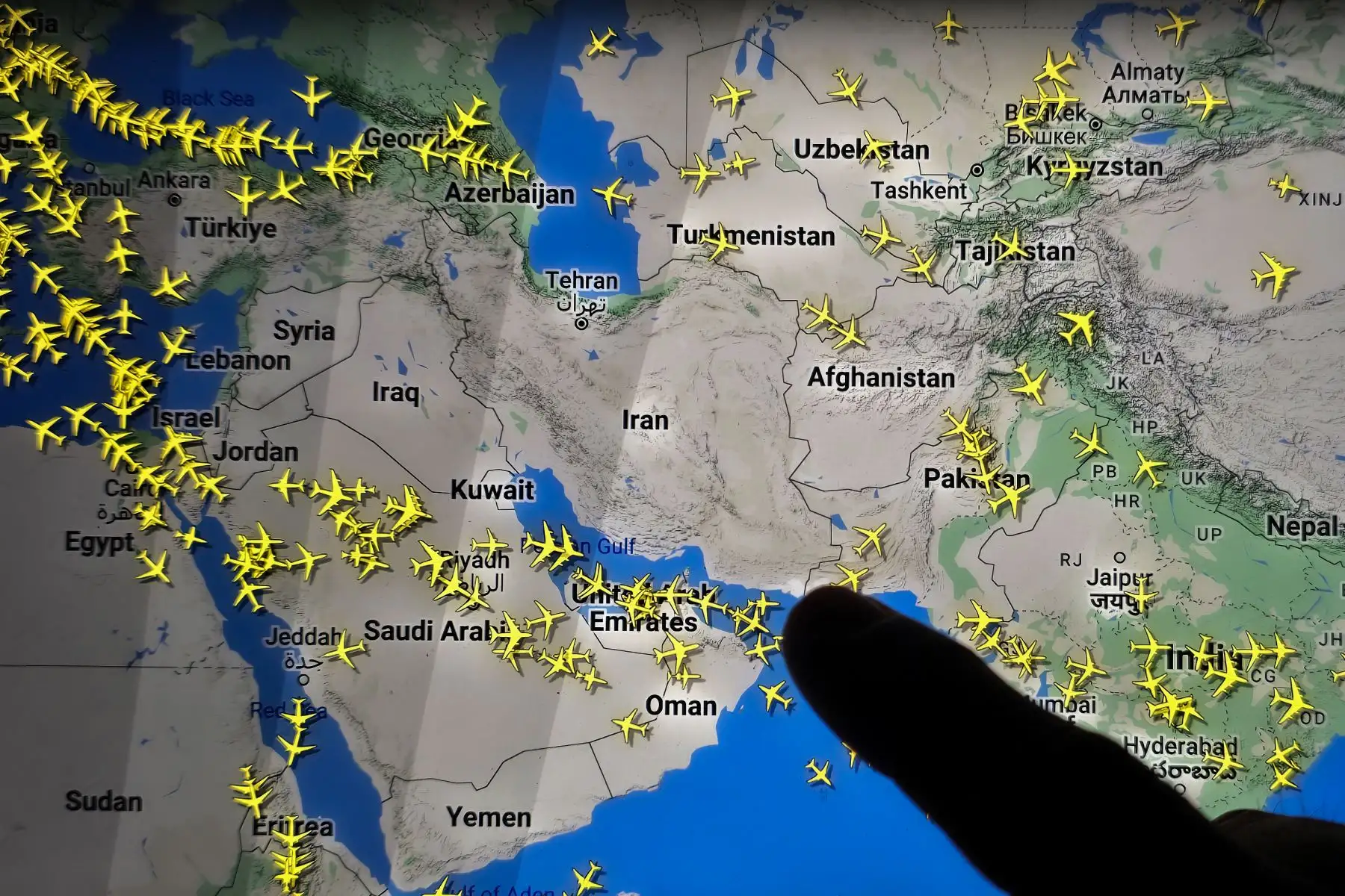 Esta foto muestra una página del sitio web Flightradar24, tomada en Nicosia  muestra vuelos comerciales alrededor del espacio aéreo de Irán. Irán suspendió el 26 de octubre todos los vuelos hasta nuevo aviso, anunció la autoridad de aviación, después de que Israel anunciara que estaba realizando ataques en el país. AFP