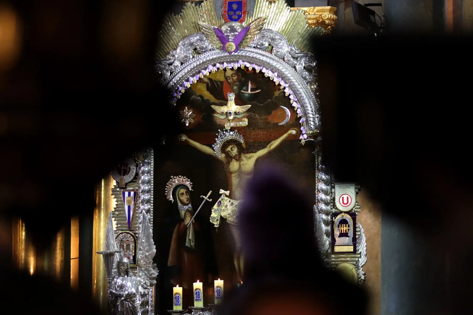 Devotos del Señor de Los Milagros reciben la bendición en misa realizada hoy sábado en la mañana.
Iglesia de Las Nazarenas.
Foto: ANDINA / Lino Chipana.