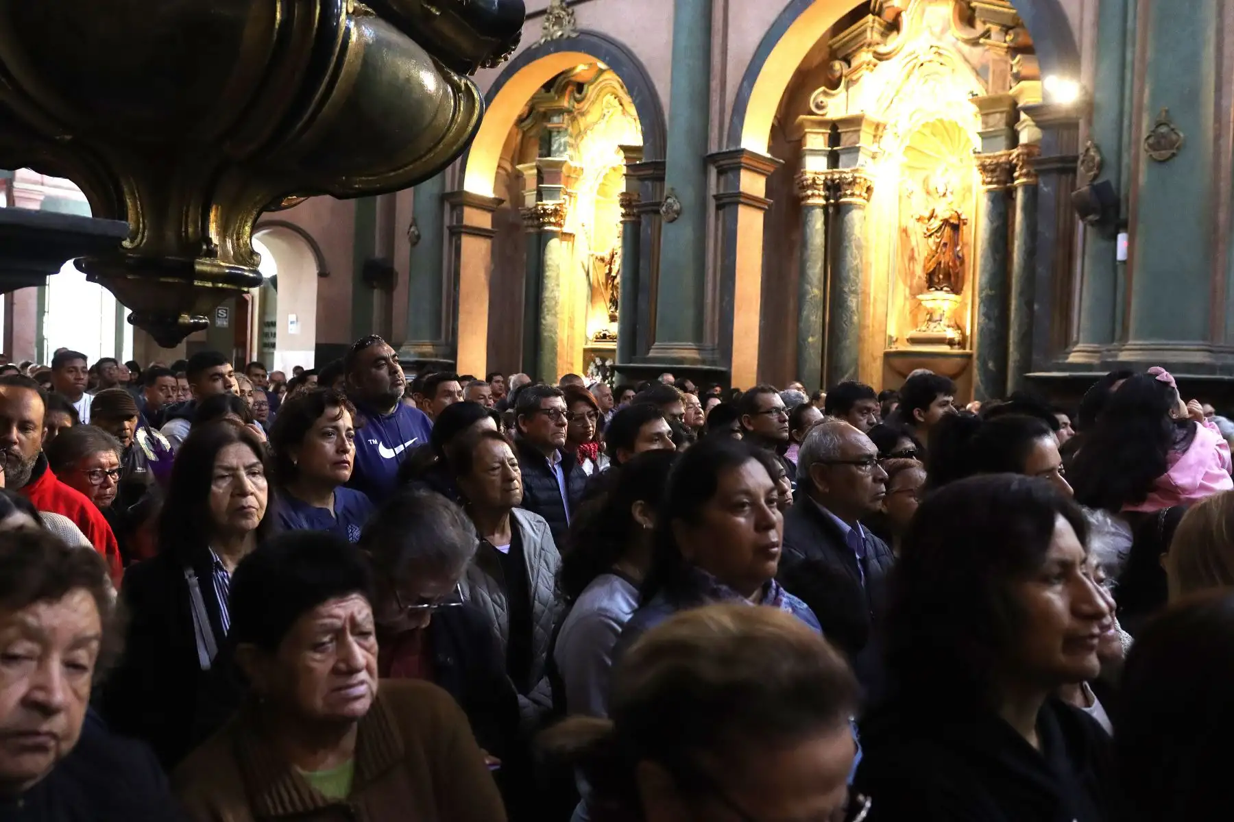 Devotos del Señor de Los Milagros reciben la bendición en misa realizada hoy sábado en la mañana.
Iglesia de Las Nazarenas.
Foto: ANDINA / Lino Chipana.