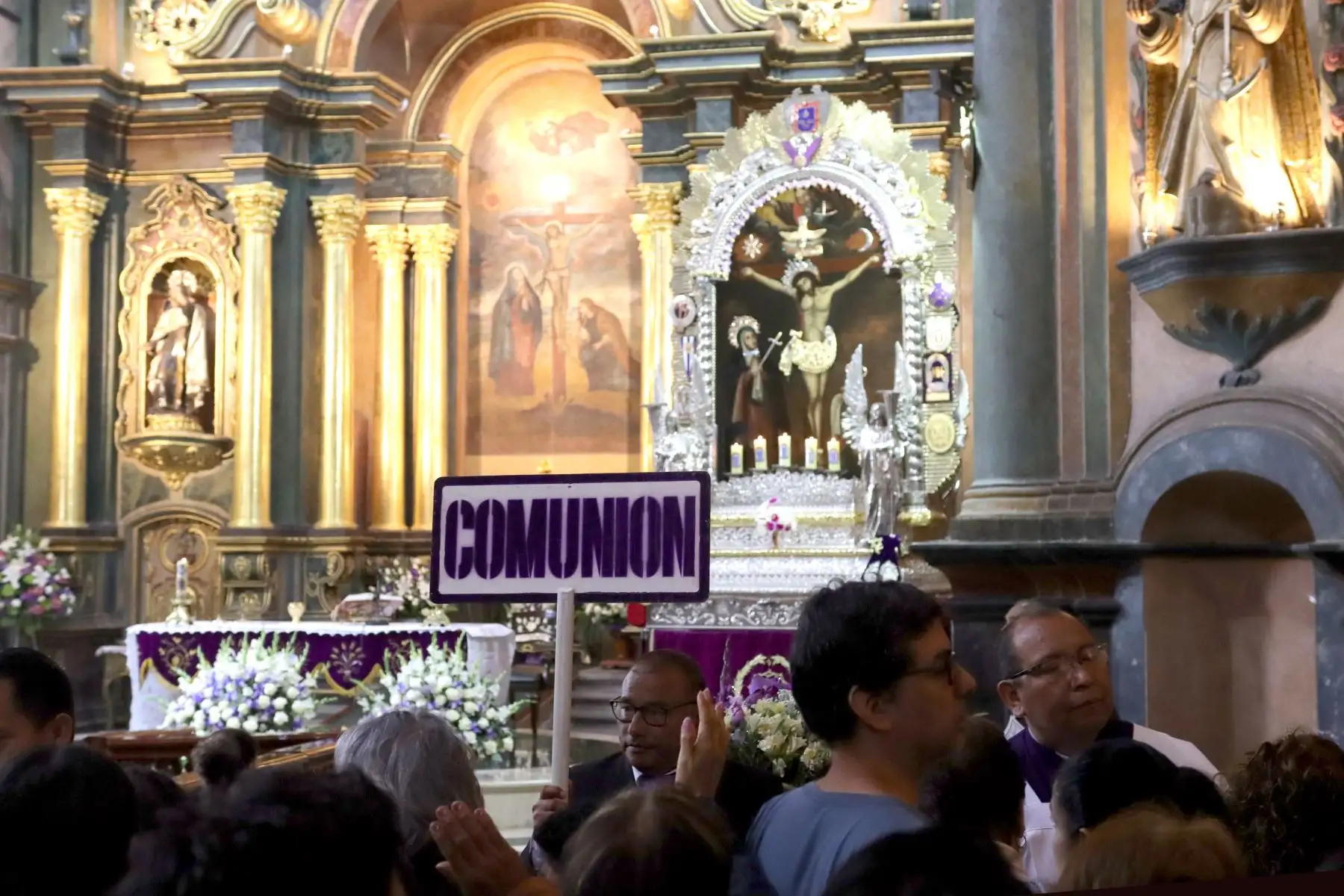 Devotos del Señor de Los Milagros reciben la bendición en misa realizada hoy sábado en la mañana.
Iglesia de Las Nazarenas.
Foto: ANDINA / Lino Chipana.