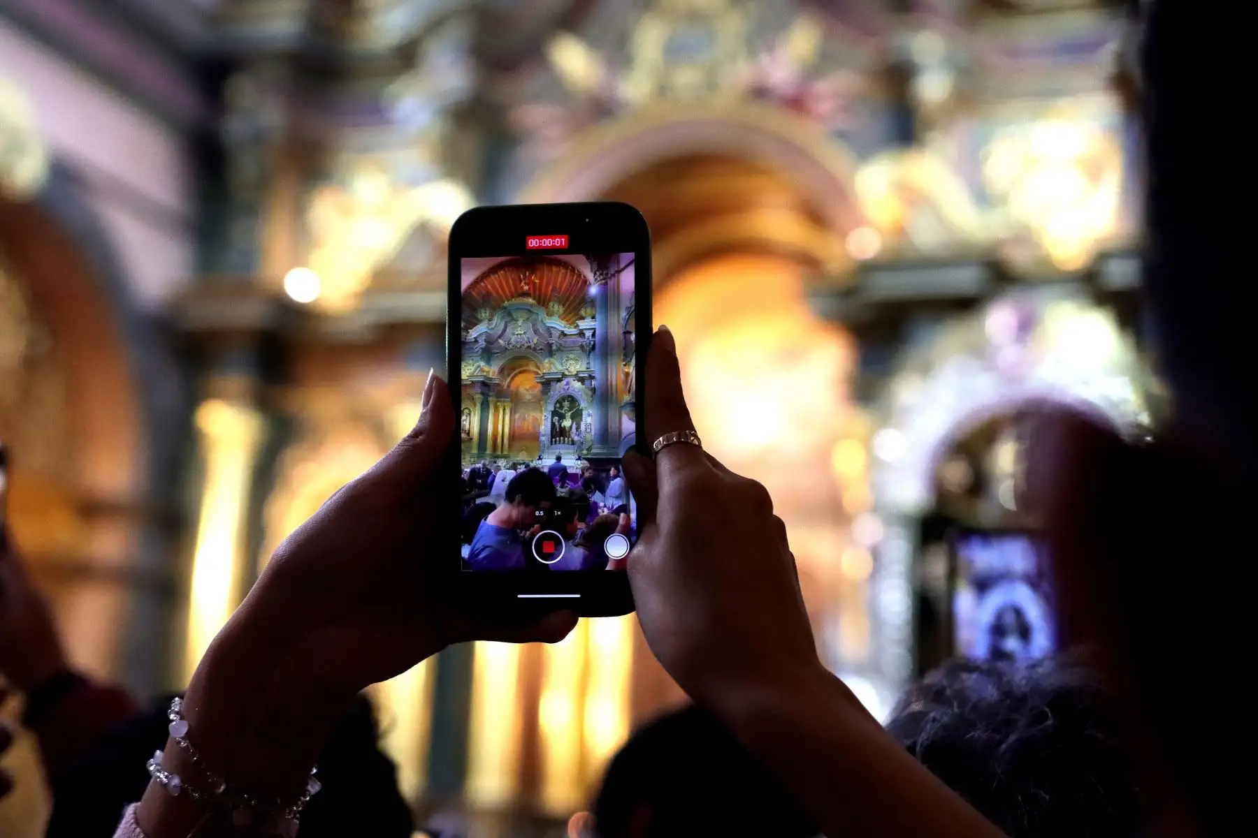 Devotos del Señor de Los Milagros reciben la bendición en misa realizada hoy sábado en la mañana.
Iglesia de Las Nazarenas.
Foto: ANDINA / Lino Chipana.