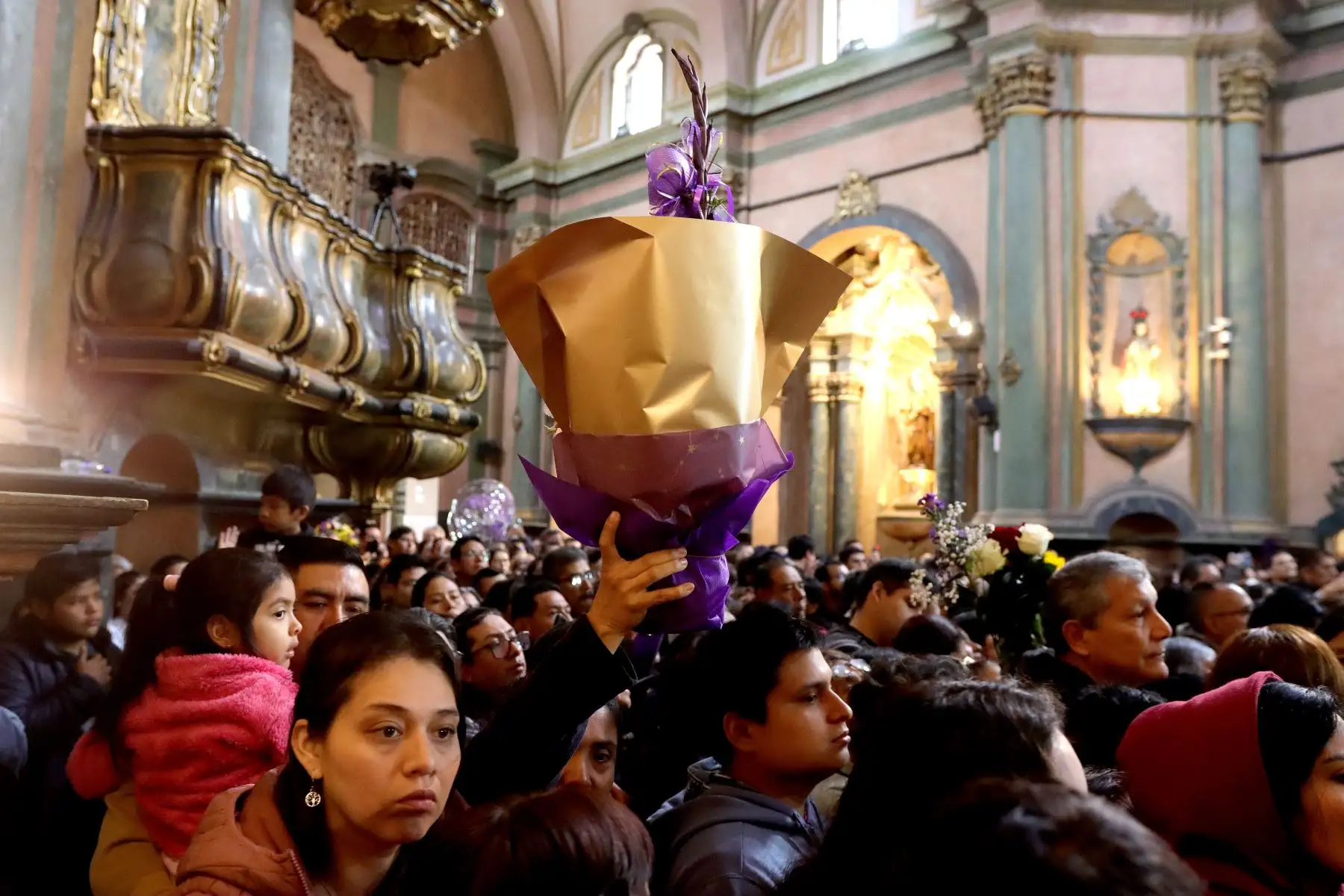 Devotos del Señor de Los Milagros reciben la bendición en misa realizada hoy sábado en la mañana.
Iglesia de Las Nazarenas.
Foto: ANDINA / Lino Chipana.