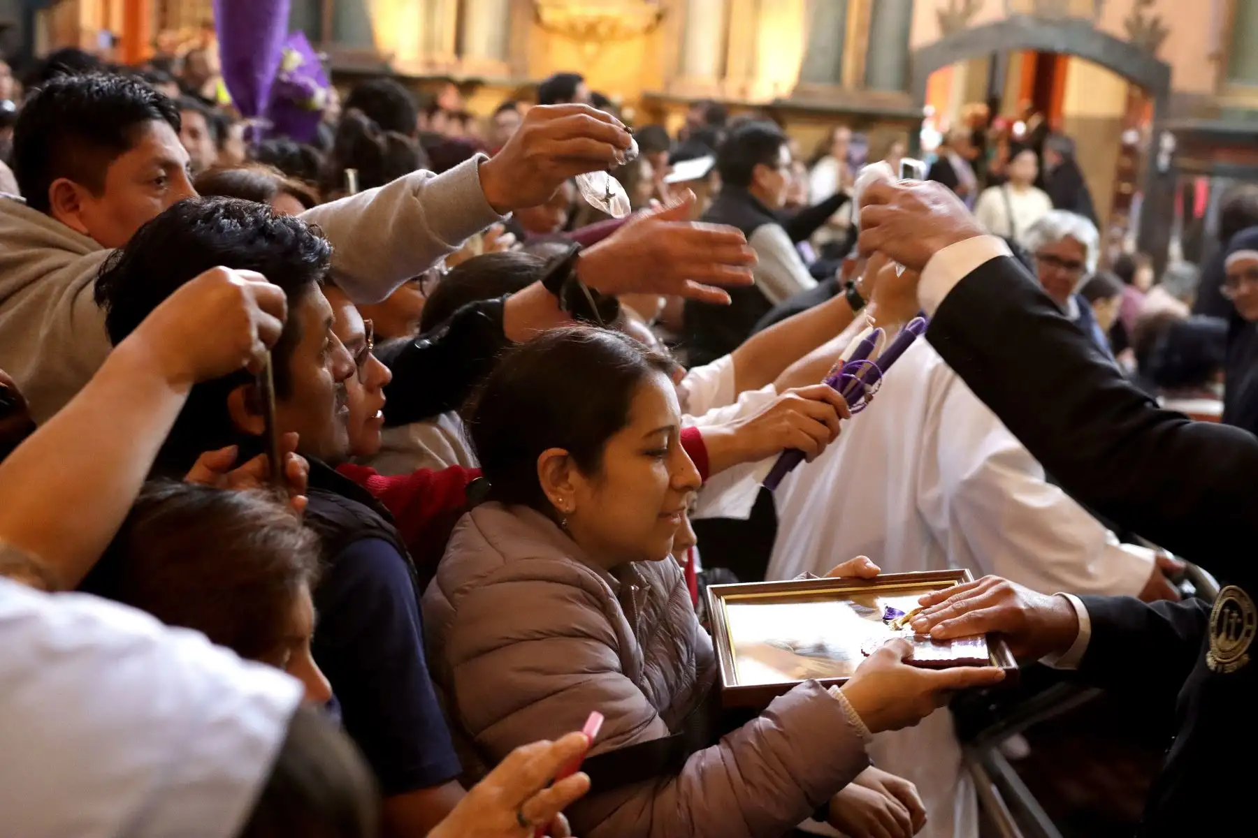 Devotos del Señor de Los Milagros reciben la bendición en misa realizada hoy sábado en la mañana.
Iglesia de Las Nazarenas.
Foto: ANDINA / Lino Chipana.