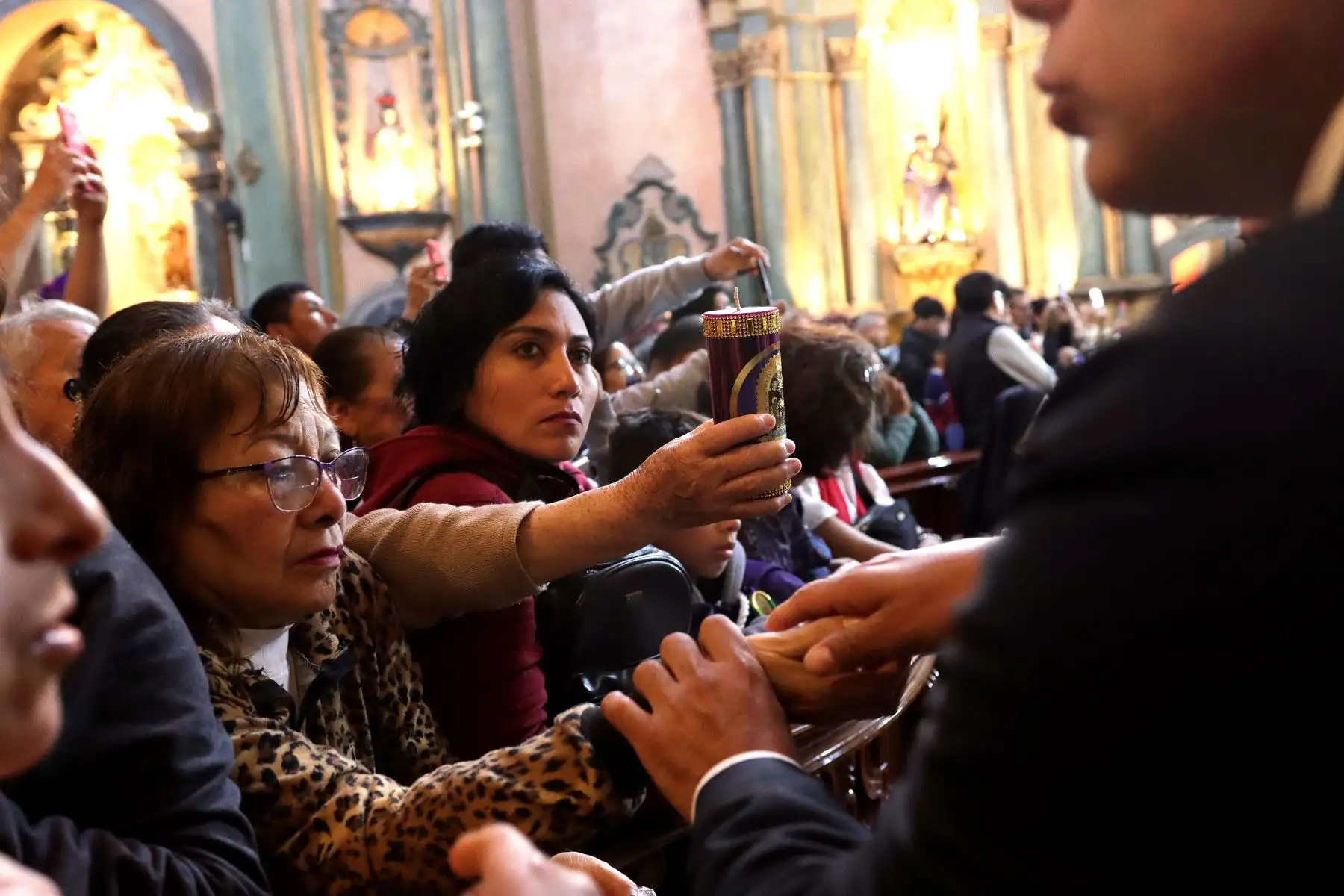 Devotos del Señor de Los Milagros reciben la bendición en misa realizada hoy sábado en la mañana.
Iglesia de Las Nazarenas.
Foto: ANDINA / Lino Chipana.