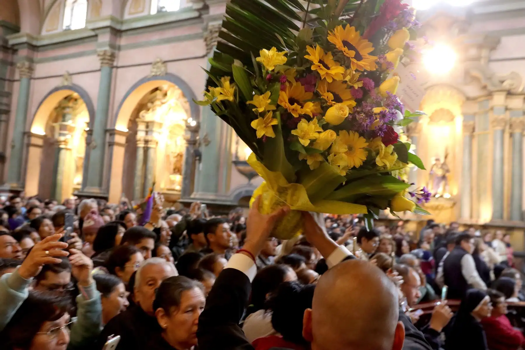 Devotos del Señor de Los Milagros reciben la bendición en misa realizada hoy sábado en la mañana.
Iglesia de Las Nazarenas.
Foto: ANDINA / Lino Chipana.