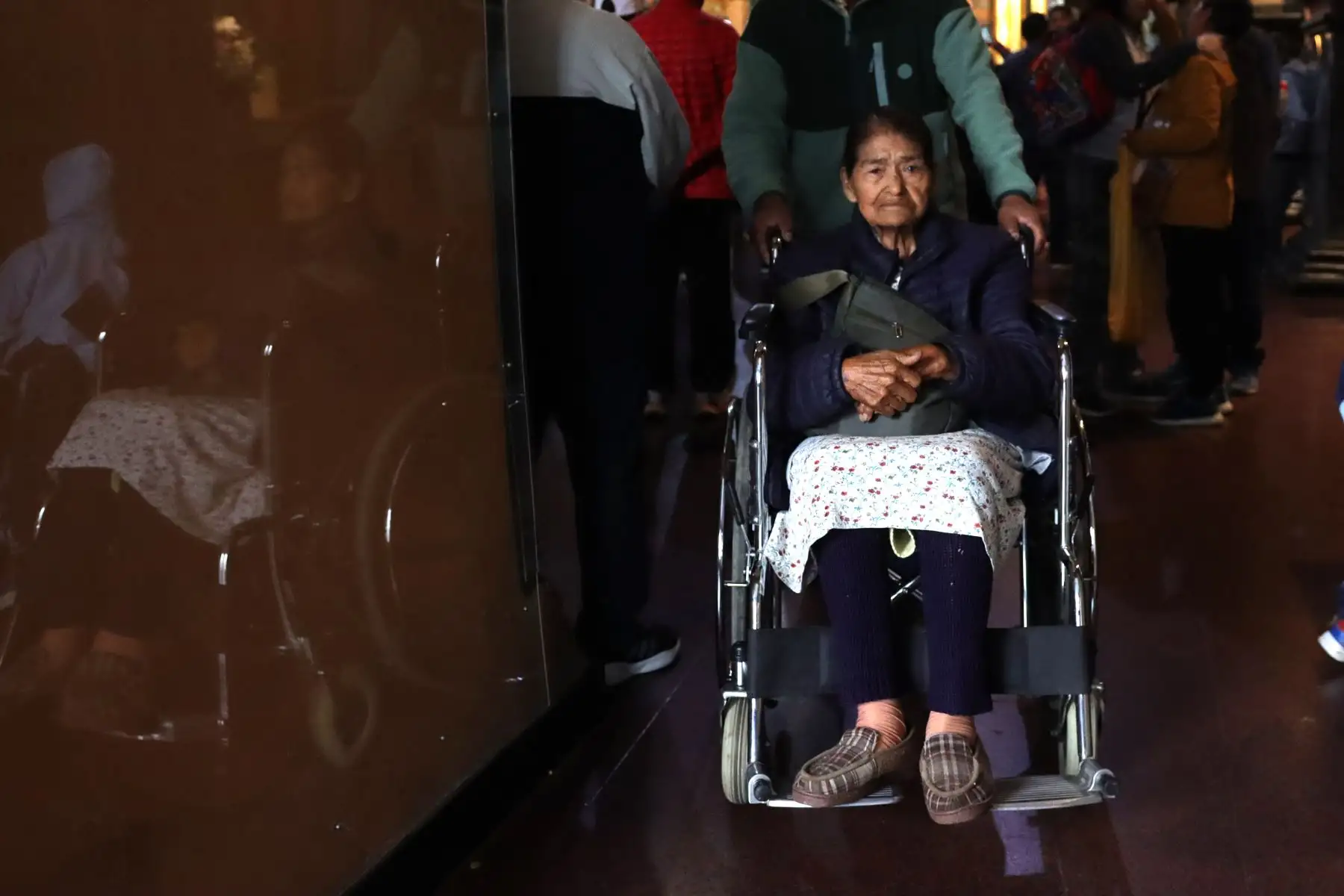 Devotos del Señor de Los Milagros reciben la bendición en misa realizada hoy sábado en la mañana.
Iglesia de Las Nazarenas.
Foto: ANDINA / Lino Chipana.
