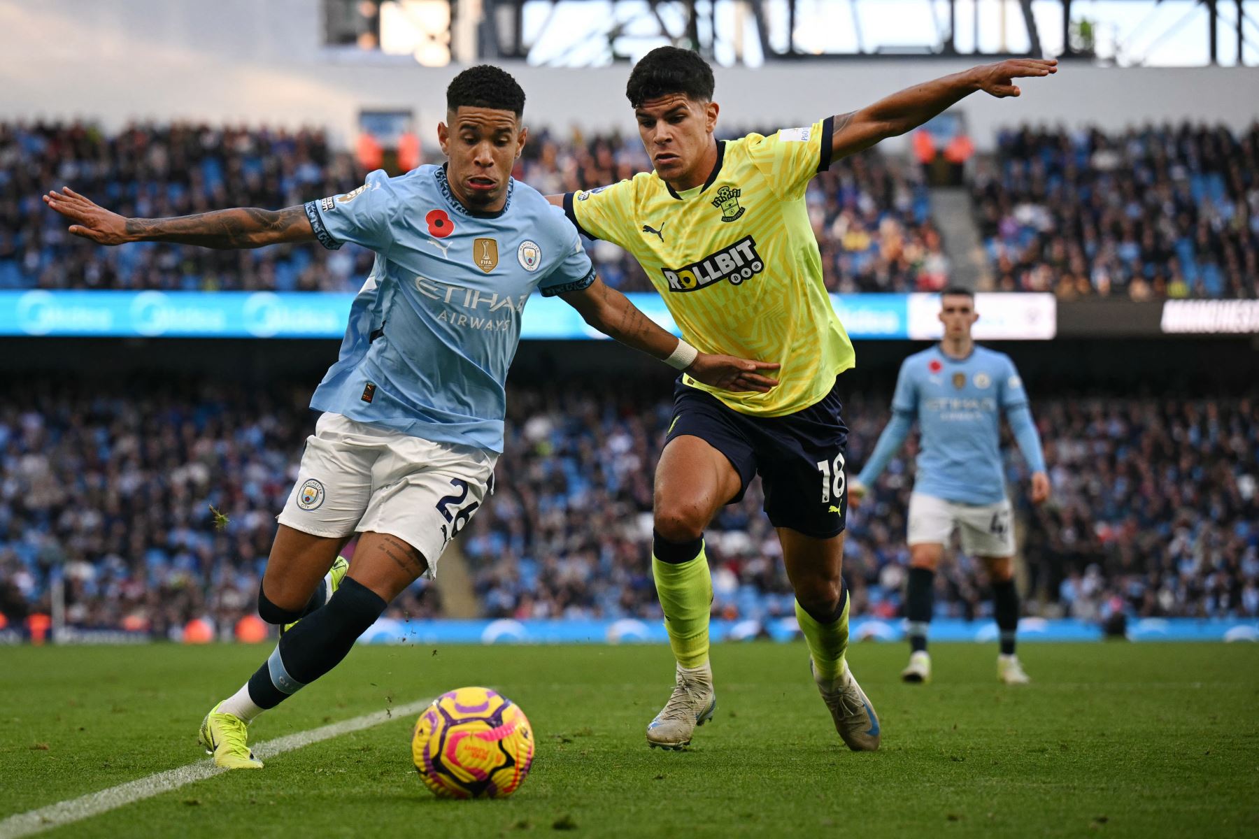 El centrocampista brasileño del Manchester City  Savinho  compite por el balón contra el centrocampista portugués del Southampton  Mateus Fernandes  durante el partido de fútbol de la Liga Premier inglesa entre Manchester City y Southampton. Foto: AFP