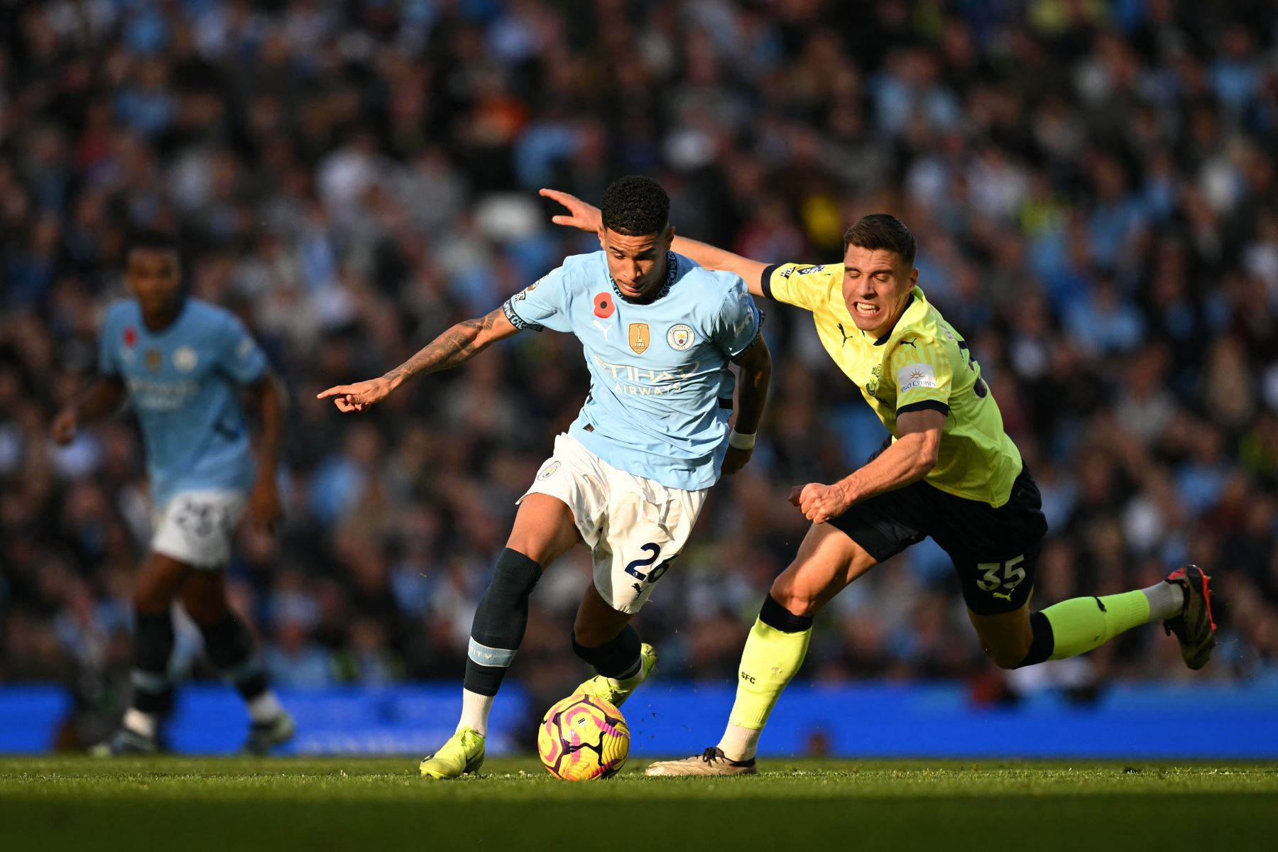 El centrocampista brasileño del Manchester City  Savinho  compite por el balón contra el defensor polaco del Southampton  Jan Bednarek  durante el partido de fútbol de la Premier League inglesa entre Manchester City y Southampton. AFP