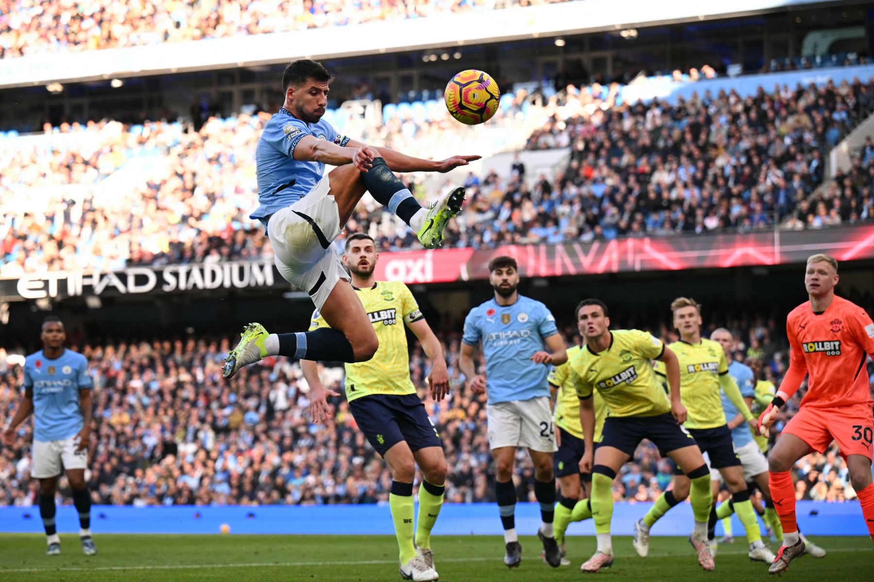 El defensor portugués del Manchester City  Ruben Dias  intenta controlar el balón con un tiro libre durante el partido de fútbol de la Premier League inglesa entre Manchester City y Southampton. AFP